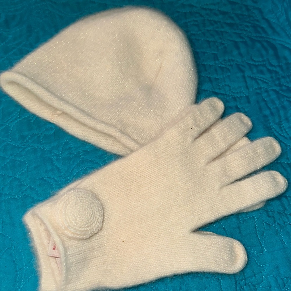 Guess brand hat and gloves fits a small/ petite